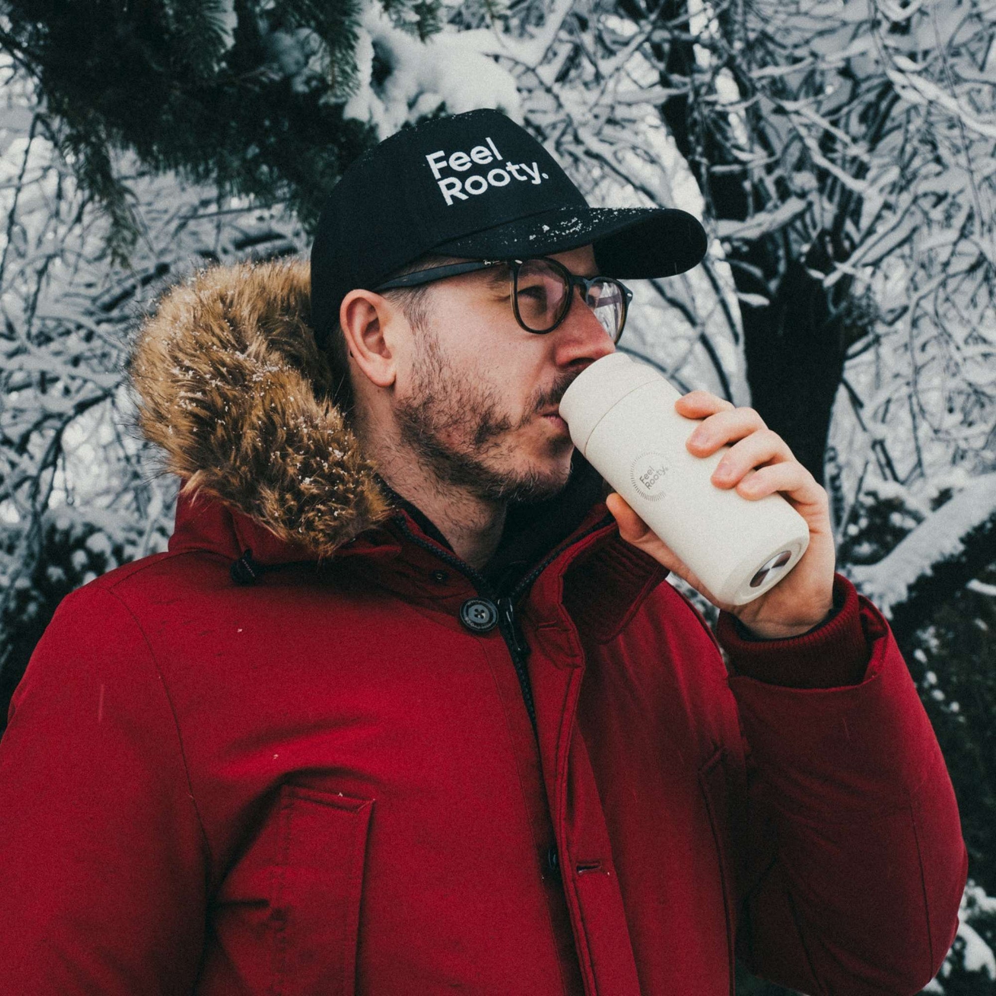 Moški pije iz termovke RootyTermo